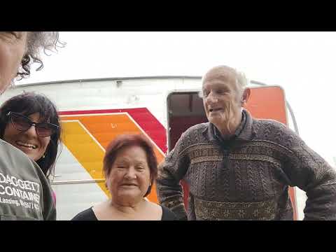 CON  CASI 80 pirulos ellos viajan en un Rambler del 1962. Con la casa a cuesta. !!!! 