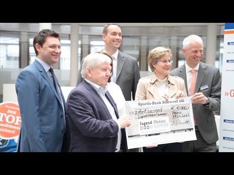 Spendenübergabe für Jugendmediensommer