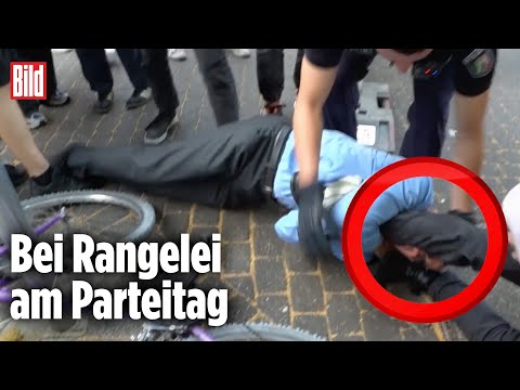 ESSEN: AFD-Politiker Stefan Hrdy beißt Demonstrant