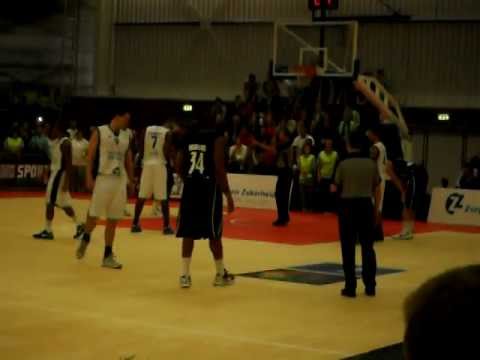 Vrije worpen van ZZ Leiden in de EuroChallenge tegen Besiktas (Tur)