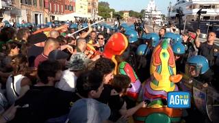 Venezia, scontri con la polizia alla manifestazione contro l'ambasciatore Usa