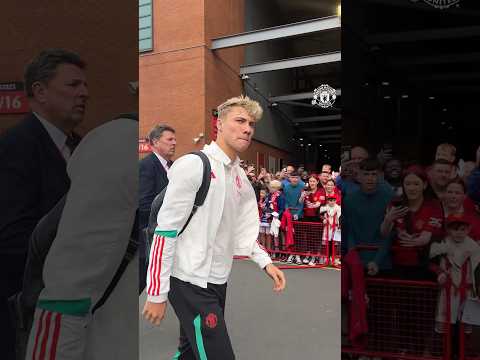 Rasmus Hojlund Arrives At Old Trafford 🏟️