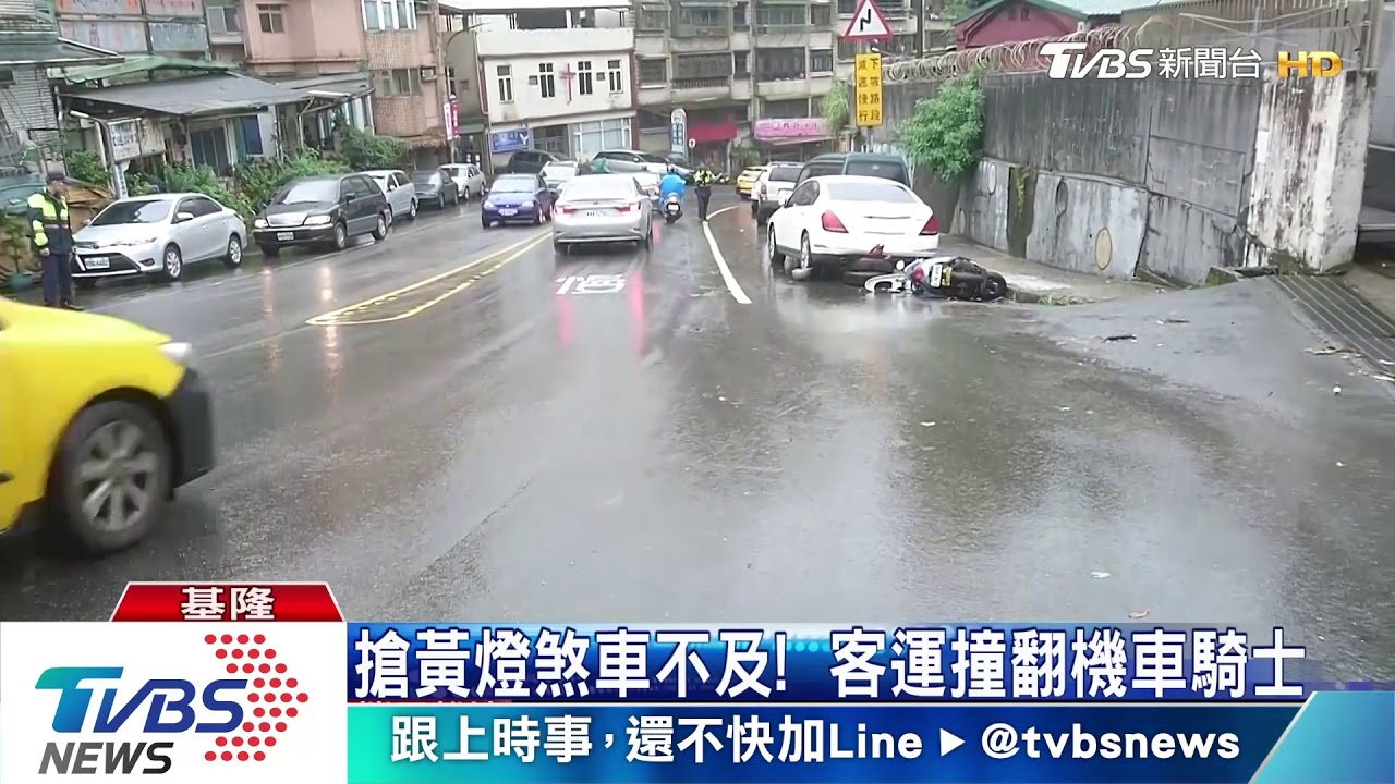 搶黃燈煞車不及! 客運撞翻機車騎士