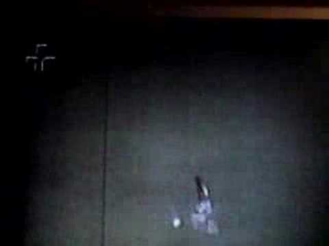 Enéas de Camargo tocando na saída do goleiro.