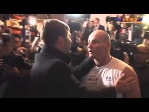Szpilka cwaniak przed kamerą