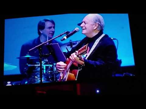 Mike Nesmith and Mickey Dolenz Perform ‘Different Drum’ at Monkees Reunion - A Timeless Classic Live