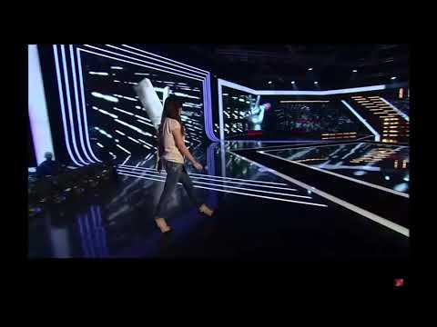 THE VOICE OF ITALY | BLIND AUDITION | PEOPLE HELP THE PEOPLE