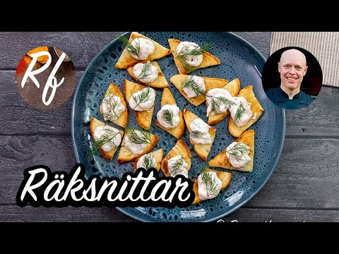 Räksnittar med röra av handpillade räkor, dill, citron, majonnäs och crème fraiche på smörstekt bröd.>