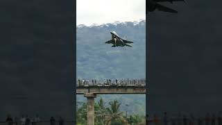 Download lagu Momen Langka, Jet Tempur Turun di Tengah Sawah #shorts mp3