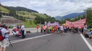 Blocco del Brennero, i manifestanti iniziano la sfilata in A13: la banda musicale guida il corteo