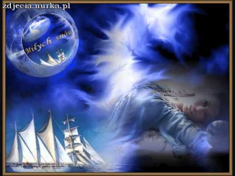 Ein Schiff fährt vorüber