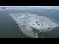 Eilandwachters geïsoleerd op ingevroren Marker Wadden
