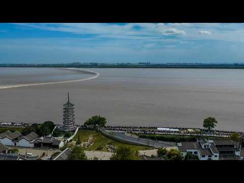 Live: Spectacular views of the 2026 Qiantang River tidal bore in east China