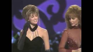Reba McEntire - Does He Love You ACM Awards 1993 &amp; 2018