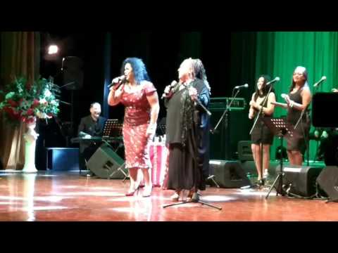 Eva Ayllón y Lucía de la Cruz cantan Rebeca a dúo