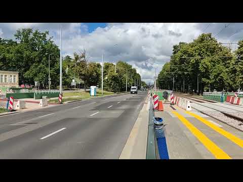 Alarmowo karetka aleją Zwycięstwa w Gdańsku