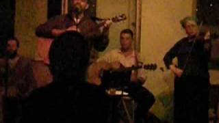 Benyamin Steinberg Performing Carlebach Let There Be Peace 2009 (הזמר והיוצר בנימין שטיינברג) - התמונה מוצגת ישירות מתוך אתר האינטרנט יוטיוב. זכויות היוצרים בתמונה שייכות ליוצרה. קישור קרדיט למקור התוכן נמצא בתוך דף הסרטון