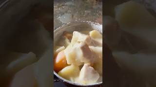 外で食べるシチュー