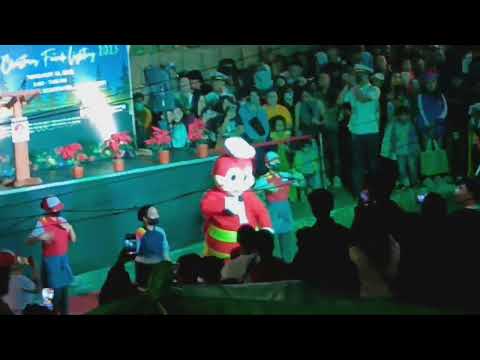 apresentação jollibee com makulit na pikachu 😅 Fachada de Natal relâmpago 2023