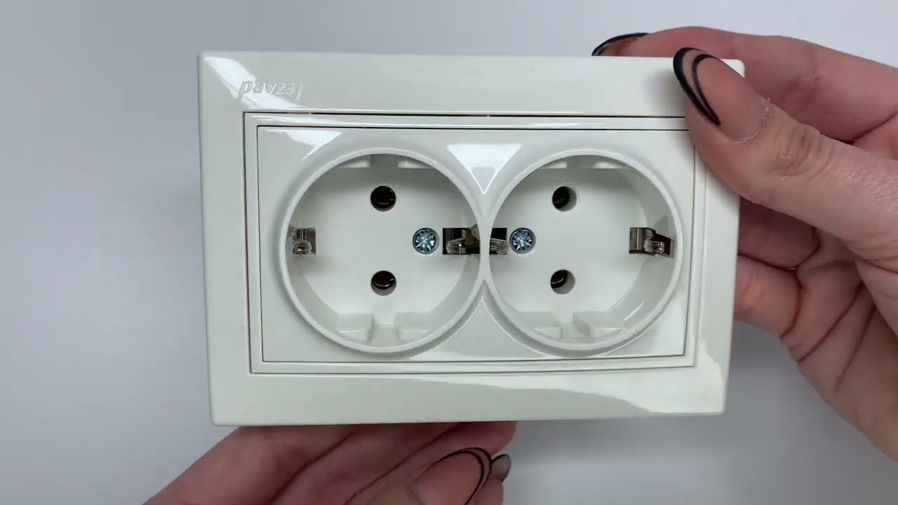 Розетка двойная с/з LEZARD Mira белая 701-0202-127B