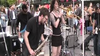 Download lagu Los Furios play Car Free Day mp3