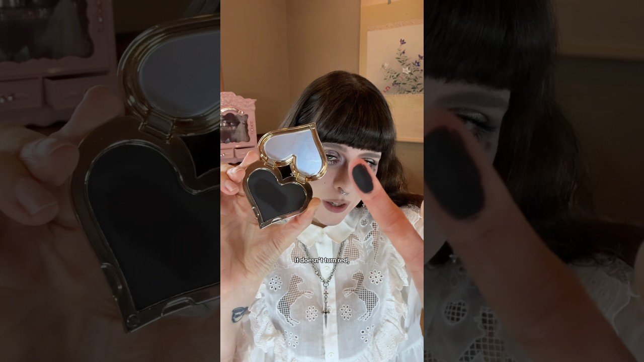 trying a proper black blush! I LOVE IT 🖤🦇 #gothmakeup #indiemakeup