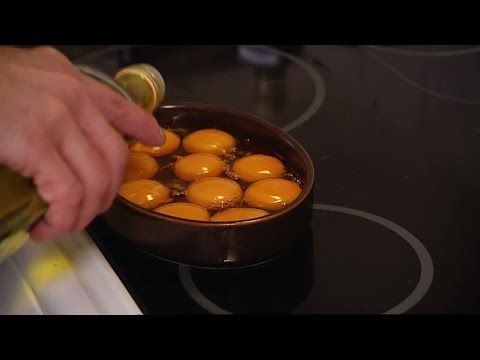 Toast med confiterad äggula och löjrom - Halv åtta hos mig (TV4)