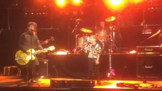 Emil synger &#39;Ta meg&#39; med Plumbo på City Scene