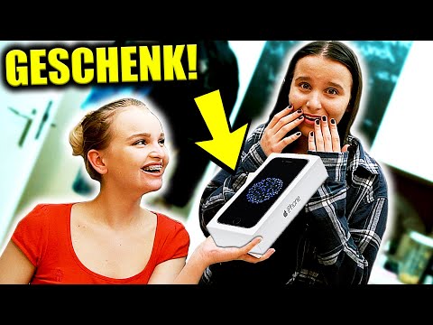 Schwester schenkt mir ein neues iPhone ! (emotional) - Celina