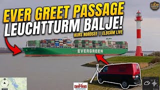 EVER GREET passiert den Leuchtturm – 399 m Megacarrier weiter elbabwärts Richtung Rotterdam