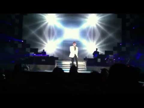 Joshua Ledet singing It's A Man's Man's Man's World