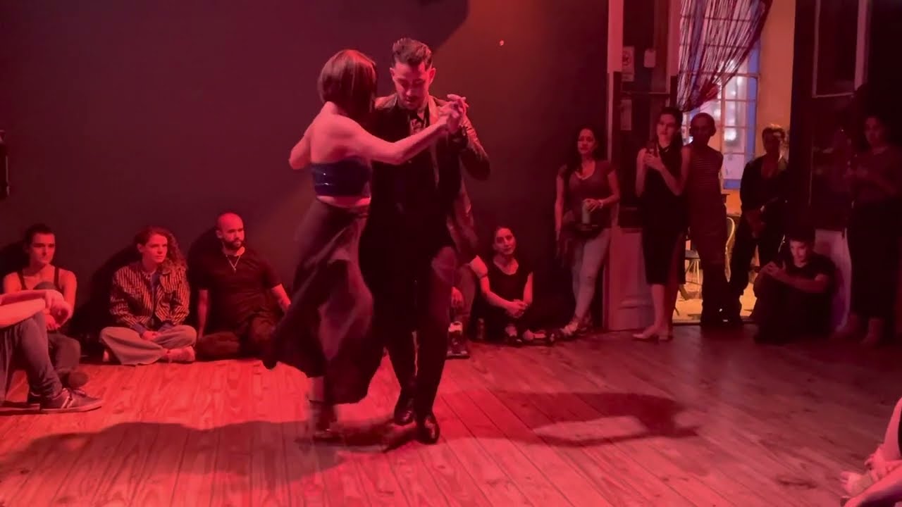 Video thumbnail for Roxane Camargo y Giuliano Calvimonte @ Milonga El Batacazo 4/27/23 #2