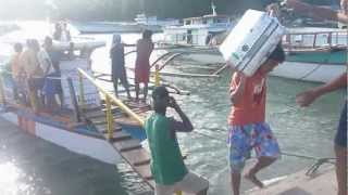 preview picture of video 'Caramoan Islands. Survivor - Unloading Group Luggage from Boats'