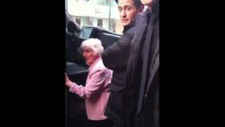 Glee - Glee Boys Helping Kathy Griffin's Mom Out