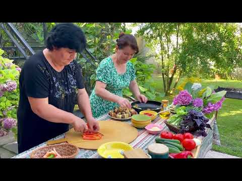 Укусно јело од патлиџана са млевеним месом. Ролат од патлиџана са парадајзом и белим луком.