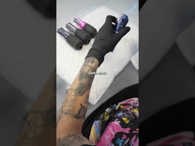 Vídeo relacionado con Emalla Cubierta de Agarre de Tatuaje - 8 Piezas Cinta Cohesiva Desechable Adhesiva para Deportes y Accesorios (2 Pulgadas x 5 Yardas)