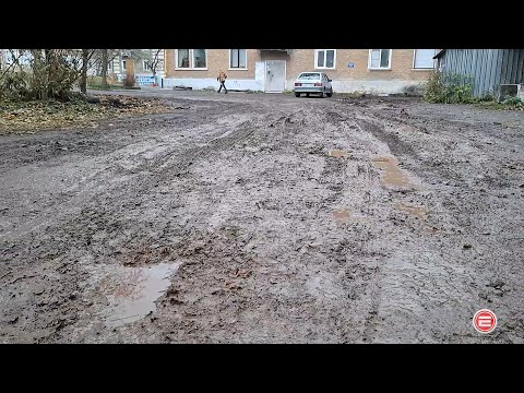 Последствия порывов. Один из дворов в Ревде стал непроходимым болотом