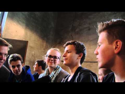 BDKJ-Präses Pfr. Dr. Dominik Meiering im Gespräch mit Firmlingen und Frau Steinmann