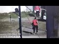 Un video que da risa y verguenza: sancionarían a policías que arrugaron para detener a un sospechoso