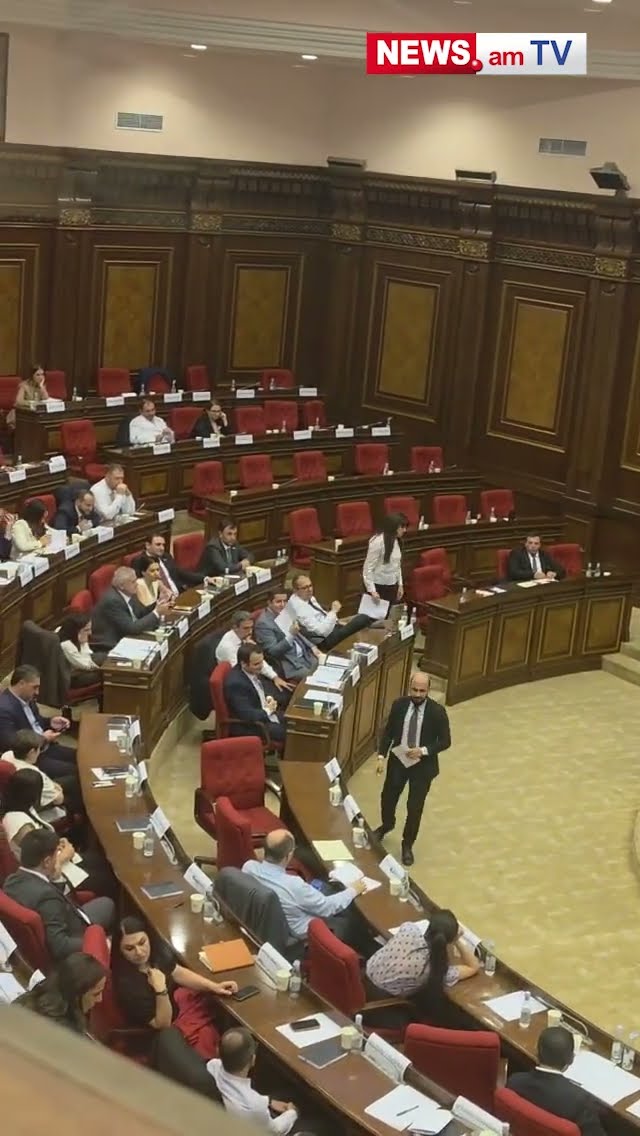Արթուր Հովհաննիսյանը ՔՊ-ականների կրծքին փակցված ՀՀ քարտեզից տվեց, Կարապետյանը չվերցրեց