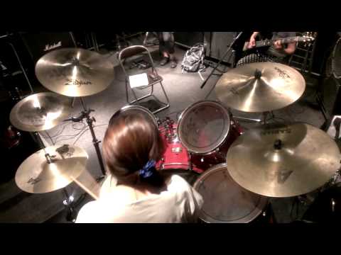 Tomoko playing drum  : Flagitious Idiosyncrasy in the Dilapidation