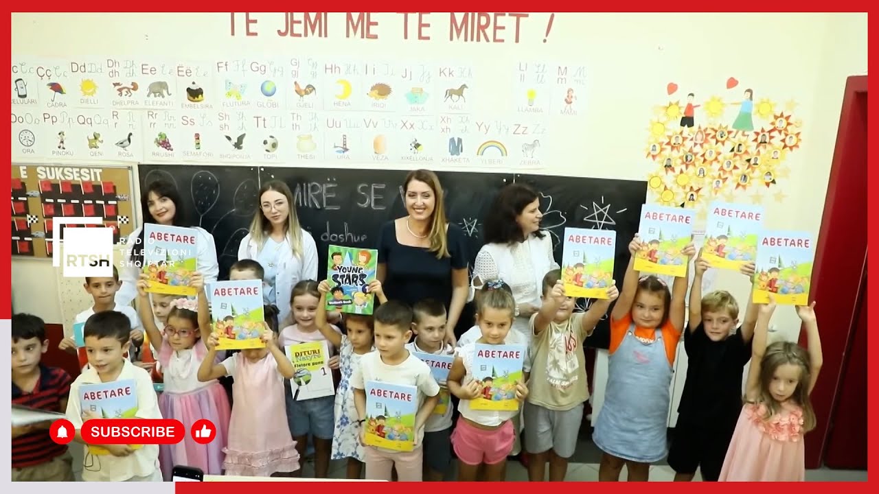 Shpërndarja e librave falas në shkolla, fëmijë e prindër të emocionuar në prag të vitit të ri arsimor