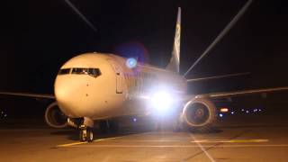 preview picture of video 'Primera Air B737-800 OY-PSE Startup and Taxi at Pori Airport, Finland 19.10.2013'