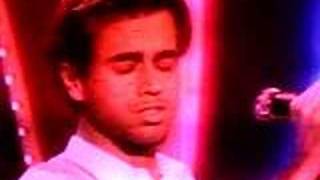 Enrique Iglesias cantando No Llores por mi