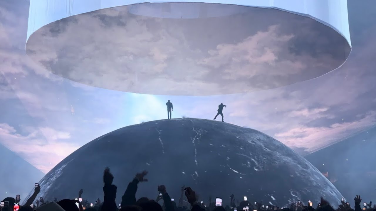 The globe stage during Floor view, 4K