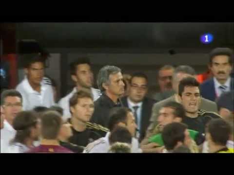 Agresion de mourinho a tito vilanova segundo entrenador del barca. Barcelona 3 madrid 2