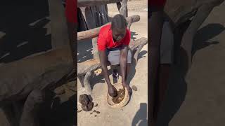 Using Cow dung to repair our busket #shortvideo #africa