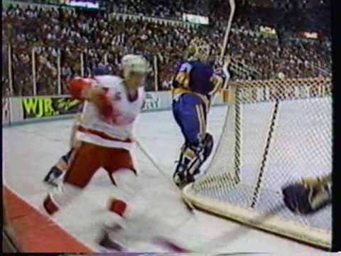 [Vintage] Bob Probert nails Dominic Lavoie