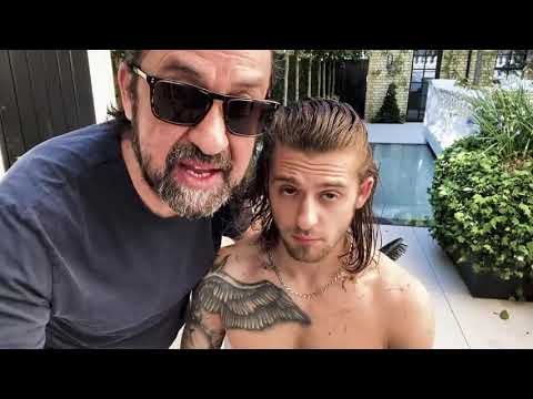 Anthony Mascolo le corta el pelo a su hijo