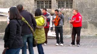 preview picture of video 'Slovakische Straßenmusikanten in der Altstadt Salzburg'